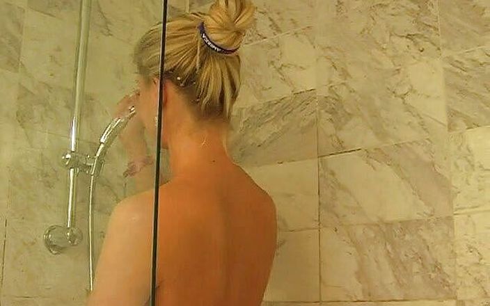 All Those Girlfriends: 熱い蜂蜜エニーはシャワーを浴びて彼女の体を示しています