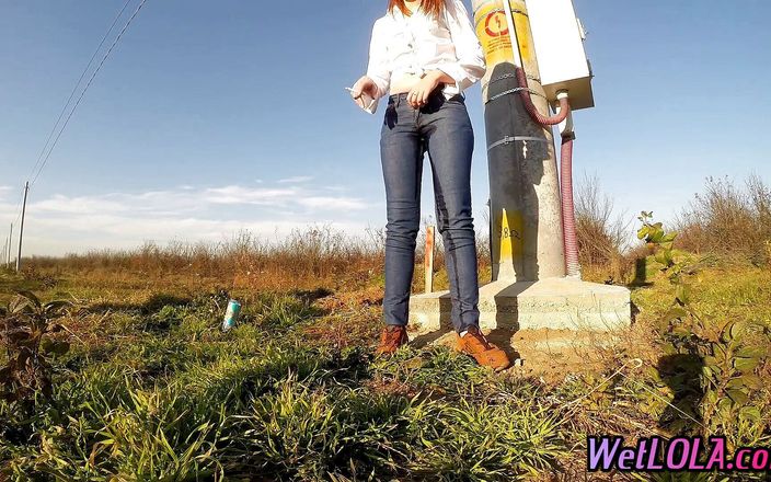 Wet Lola: Wetting her jeans really well