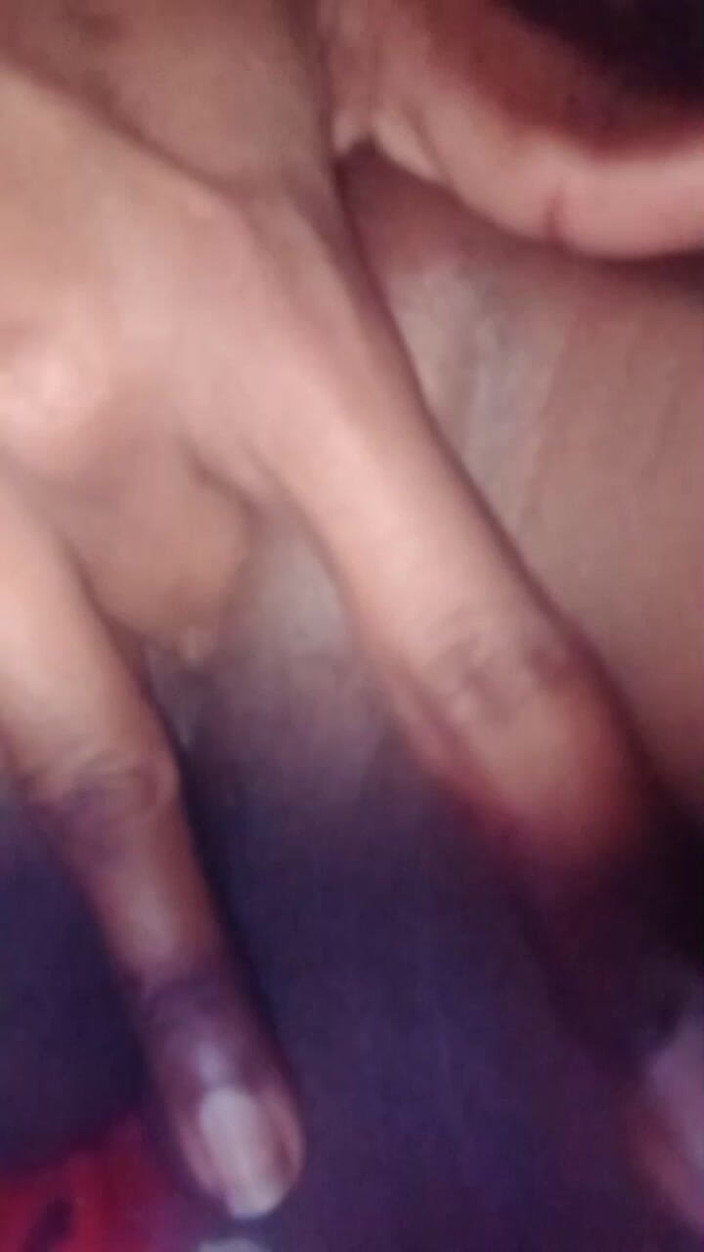 Emanwife: 拼贴女孩手指视频 2025