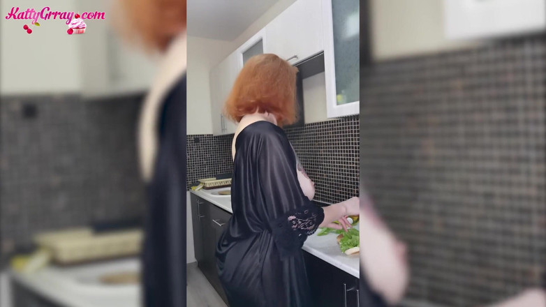 Katty Grray: Fantastic babe dancing in a sexy robe