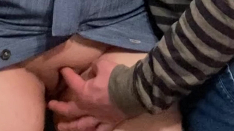 PriyaNaavya: Edepsiz hobi! Yaşlı adam herkesin içinde mükemmel amcığını parmaklıyor