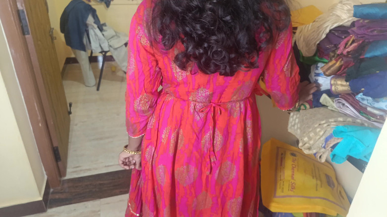 Laxi ammu: Ev hanımı üvey erkek kardeşi için sevimli göğüslerini gösteriyor