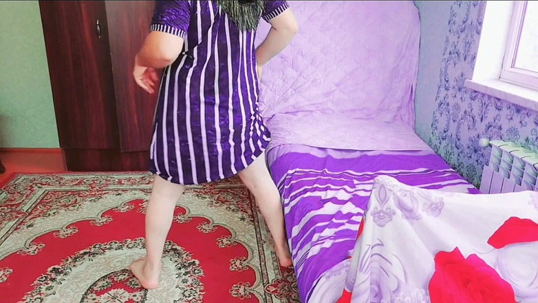 Kitty_Cross: 可爱的变性人女孩在窗边的阳光下摆姿势