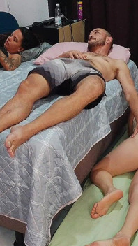 La Moglie Ha Dovuto Condividere Il Letto Con La Sua Amica Appena Separata