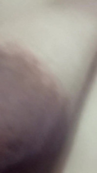 Dicke MILF masturbiert unter der Dusche
