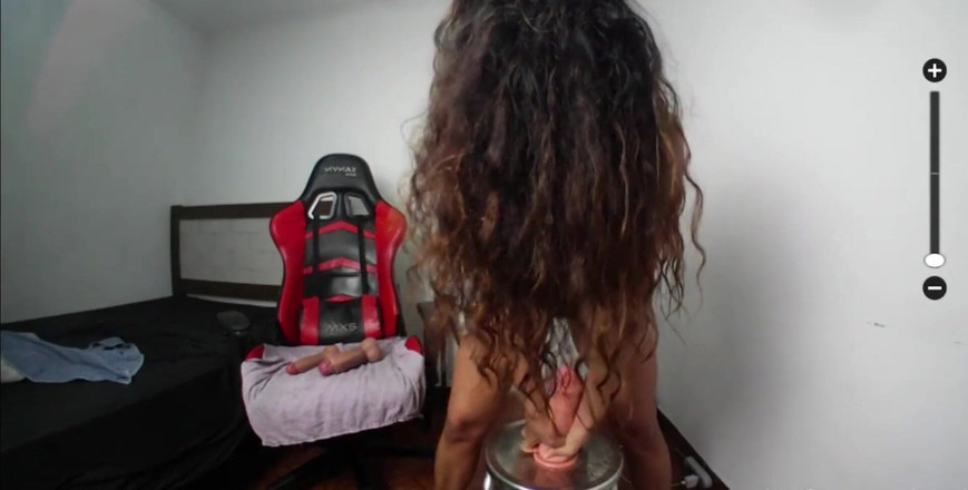 Michelle sex hard: 欲火中烧的委内瑞拉婊子骑乘假阳具听着音乐的声音