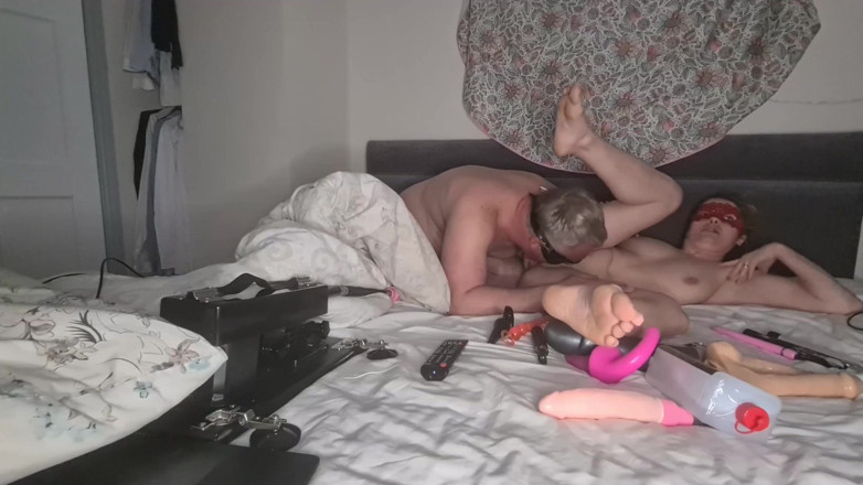 Anal Fetish Couple: Soția suge vibratorul și visează la pula unui străin