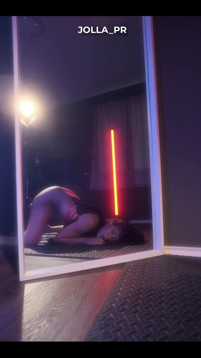 Jolla PR: Sikiş makinesiyle mastürbasyon yapıyorum ve aynada kendimi izliyorum