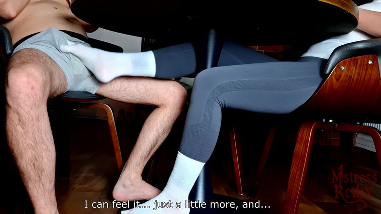 Mistress Redix: Футджоб під столом з величезними трусиками