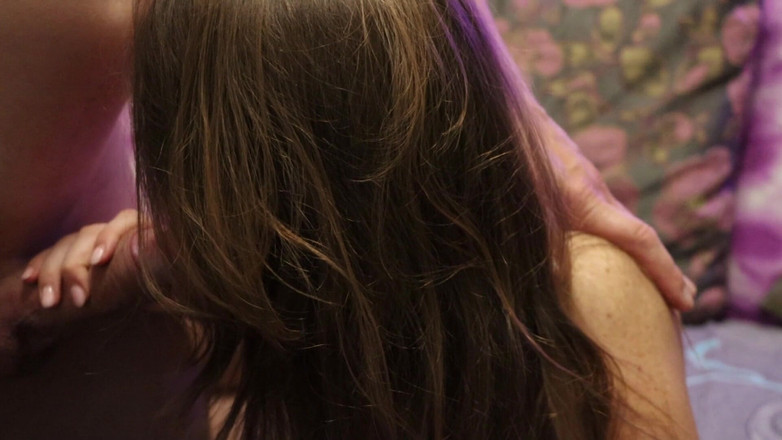 AnnaHomeMix: Красуня робить мінет подрузі свого чоловіка і ковтає сперму, поки її чоловік на роботі