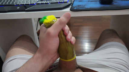 Lkdick8: Muncrat dengan A Condom