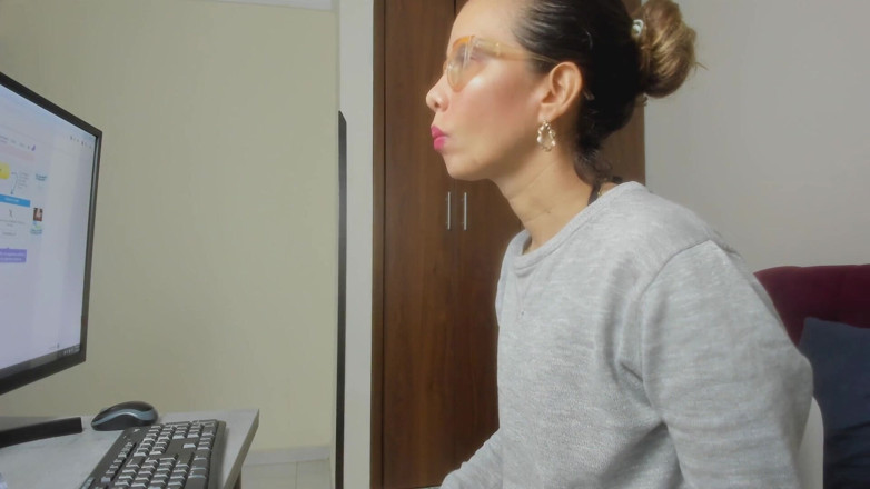 Latin webcam: Curvy Latina Masturbates When She Gets Home From Work to...