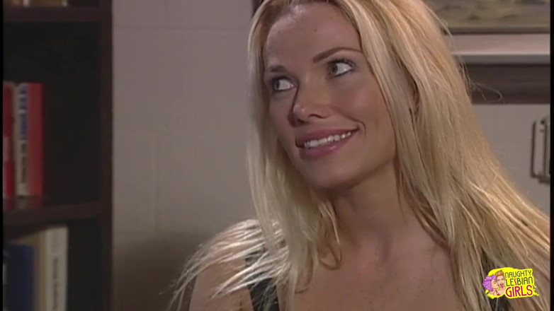 Naughty Lesbian Girls: Une belle blonde à son amie en train de manger la...