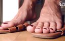 Czech Soles - foot fetish content: Giyilmiş sandalet, çıplak ayaklar ve ayakkabı sallanan bakış açısı