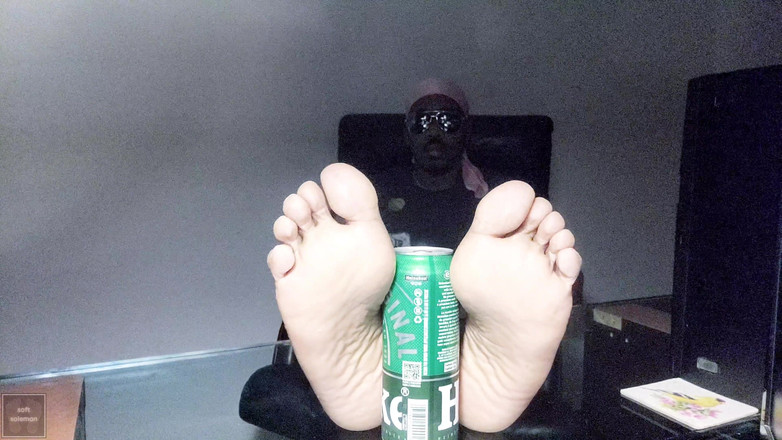 Soft Soleman: 夜は机に足の裏を見せる (2025)