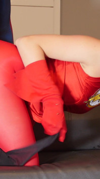 Sonya Durganova mostra nylon vermelho