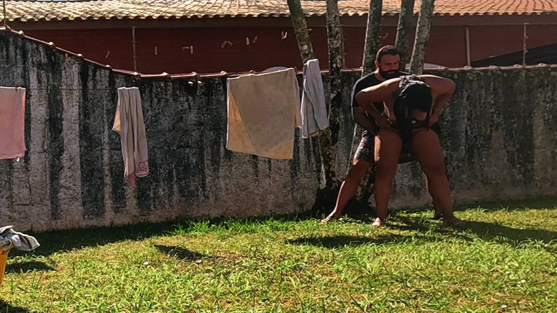 Casal Mattos: Esposa Puta Estendendo Roupa Sem Calcinha E O Corno Fodeu...