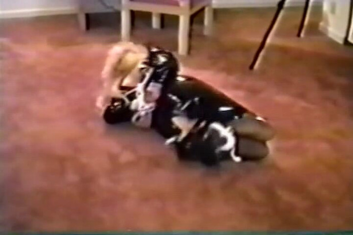 Club of Bondaged Babes: Si blonde terikat dalam pakaian lateks suka dirakam