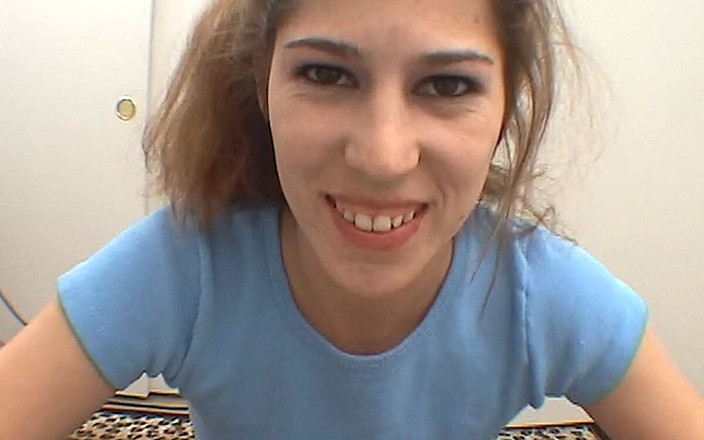 POV JOE: Kleine tieten brunette amateur Isabelle pov pijpbeurt pornodebuut