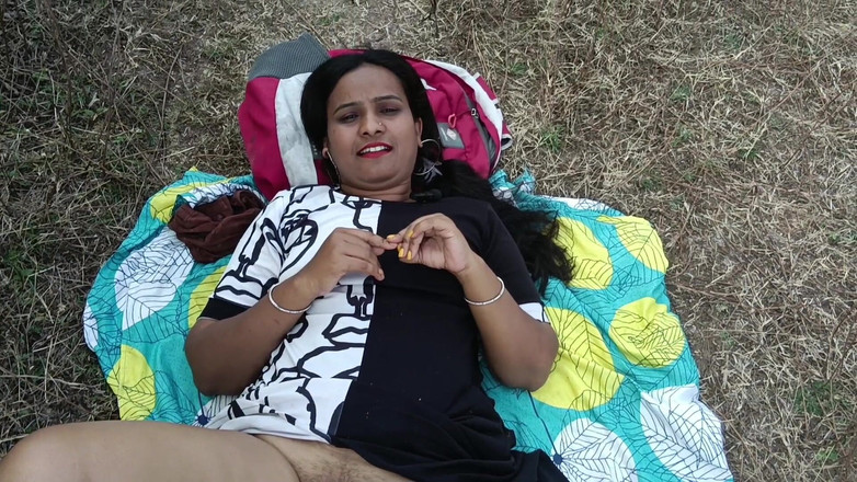 Kavita _zawazawi: Un couple desi indien excité baise dans la jungle