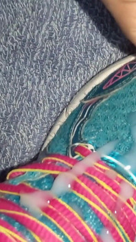 Ejaculare pe Asics Sneakes