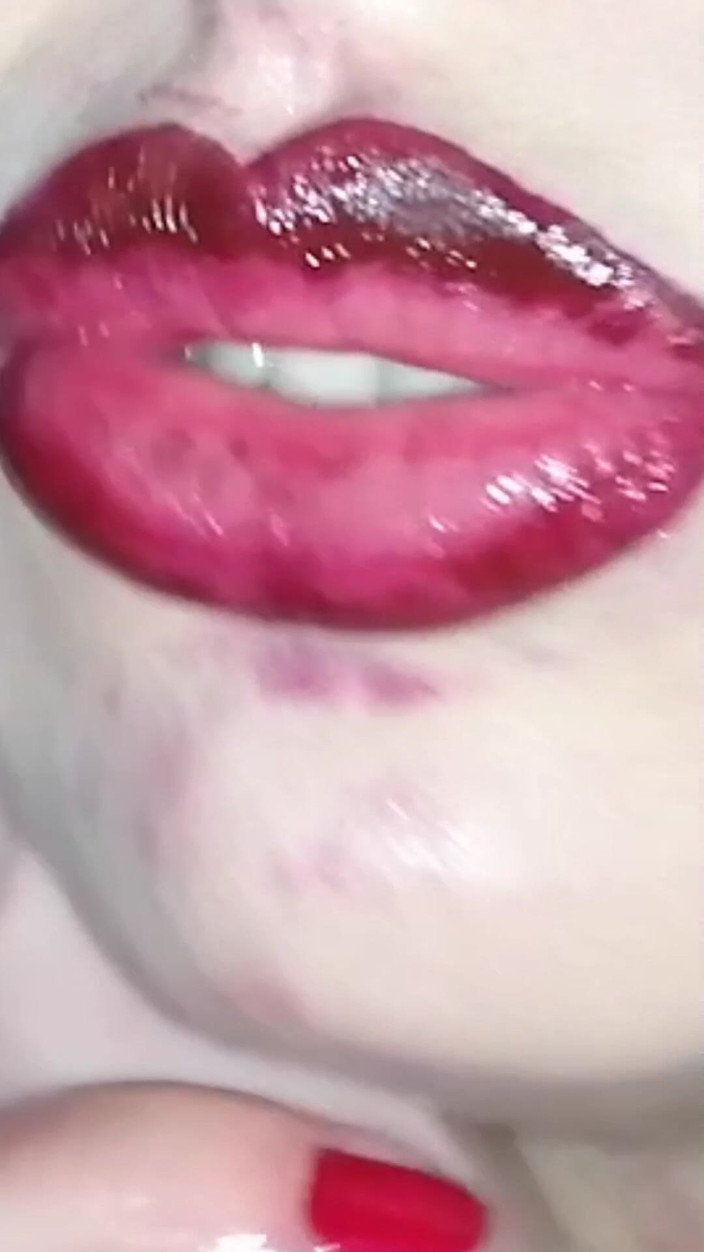 My Fetish Girl: Pepek super. Red Lips