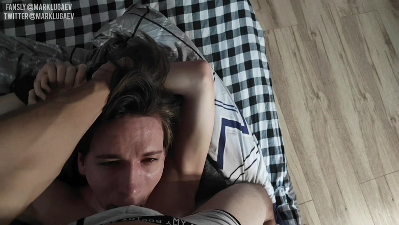 Mark Lugaev: Slanke schattige femboy bedient grinderkerel met grote onbesneden lul