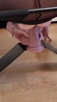 Eine gute dildo-aufnahme in schwarzen netzbodystockings