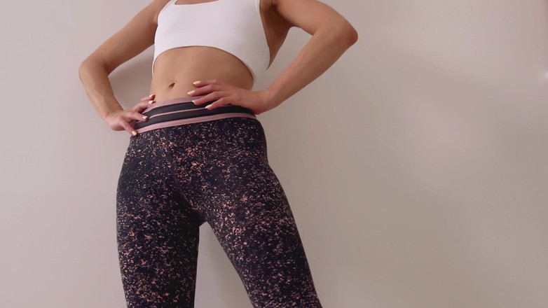 Quinn Pie: Ragazza in pantaloni da yoga palestra sta toccando la figa...