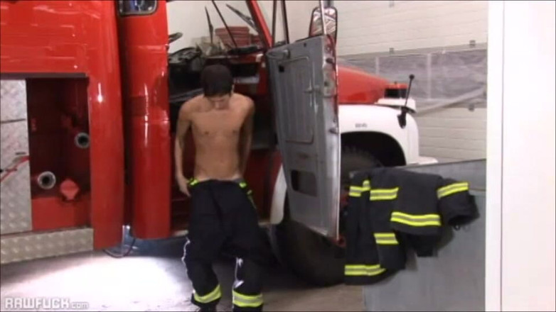Raw Fuck: Feuerwehrmann val horner wichst eine dicke ladung aus