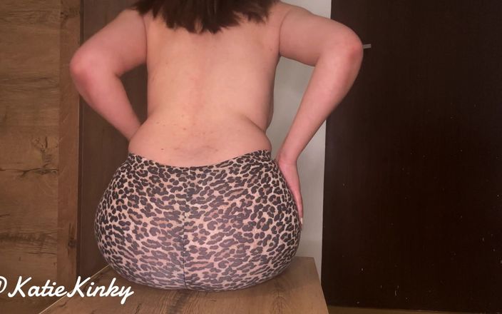 GassyKat: Truc sauvage : legging léopard, péter comme une bête