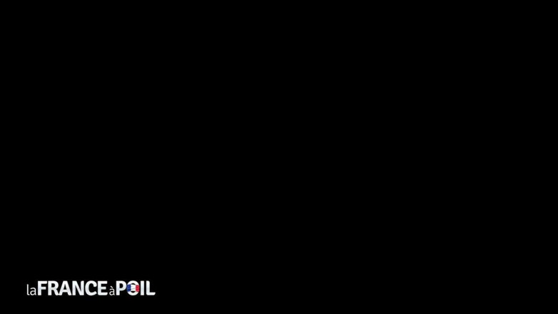 French Gonzo: Ateşli sürtük esmer amına ayak sokuyor