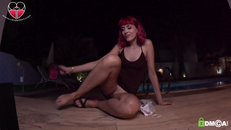 Candystart Videos: Masturbación por la noche en la piscina del hotel
