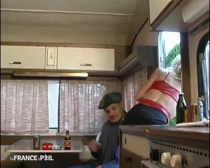 Rue Chaude: Kakek mesum datang untuk mengeluarkan pelernya dari bus pelacur.