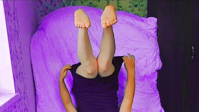 Kitty_Cross: Atemberaubende sissy bückt sich langsam, während sie deine sinne neckt