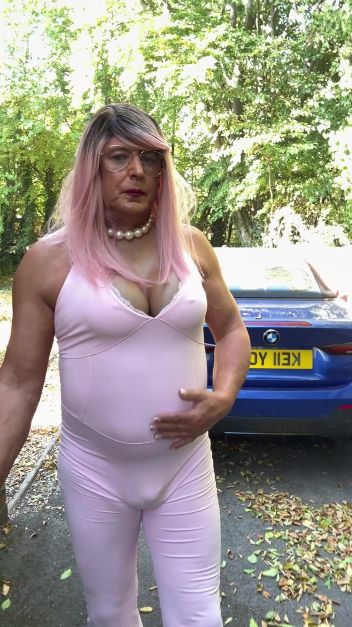 Kellycd2022: Кроссдрессер kellycd2022 в рожевому комбінезоні та на підборах