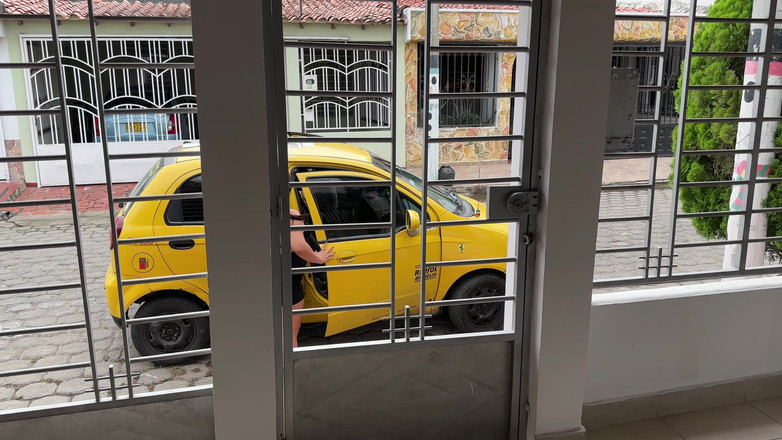 Duoafroditas: Gadis Latin melakukan hubungan seks panas dengan pemandu teksi, bukannya...