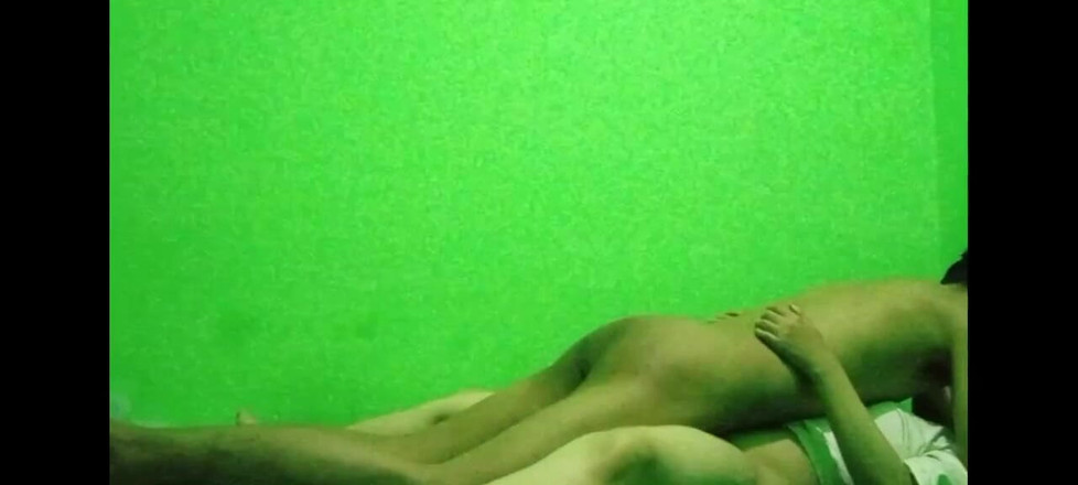 Famly sex: Indo tienermeisje stort seks en smal poesje in elkaar