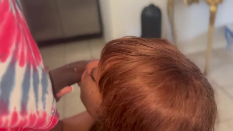 Fijii pornbox: 18歳のティーンエイジャーがキッチンでオナニーしている配管工を捕まえた。私が入った瞬間に彼のチンコをしゃぶり、私を淫らにする