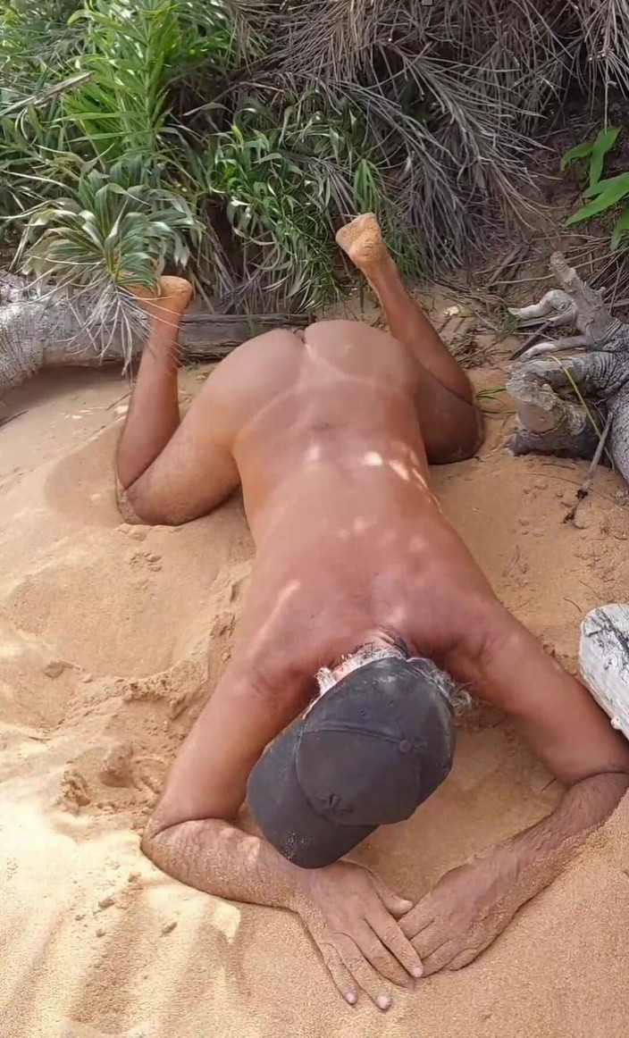 Ladysilvas: Ladysilva adoro essere nuda in spiaggia in attesa di un...