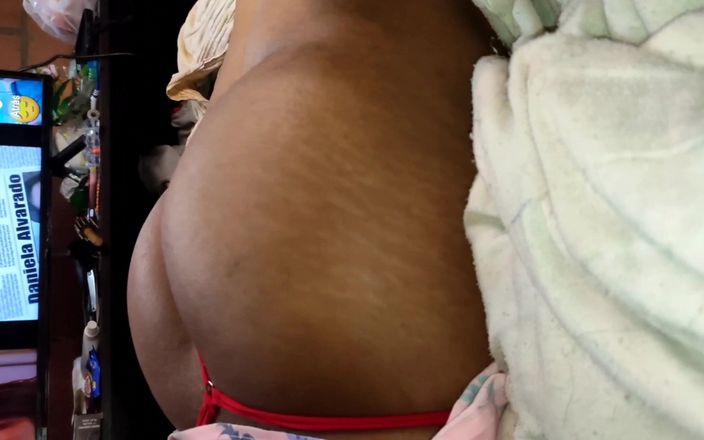 Brunnete Sofi: 내 순진한 이복 여동생은 내가 그녀를 보고 있다는 것을 알게되었고 그녀가하는 일은 나를 괴롭히고 나에게 그녀의 큰 엉덩이를 주는 것입니다.