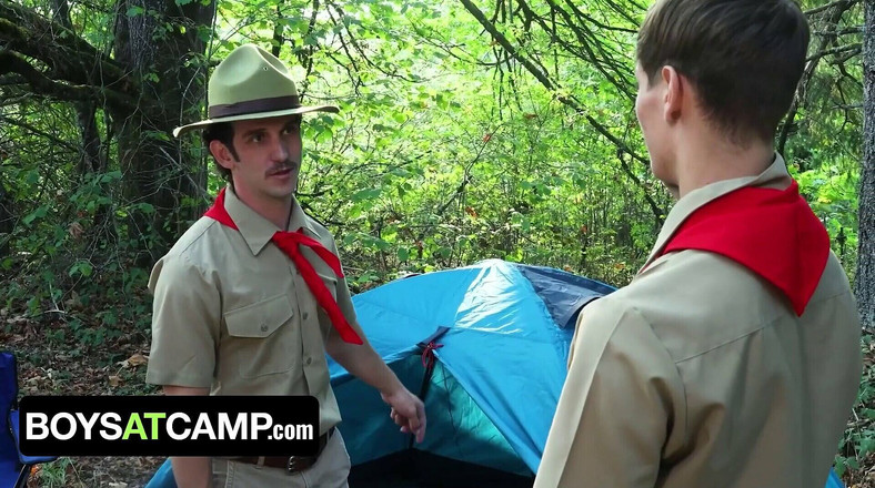 Say Uncle: 营地里的男孩 - 淫荡童子军大师Greg Mckeon Welcum用热辣的肛交中出新童子军男孩