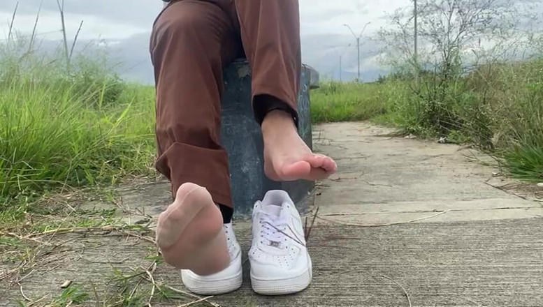 Mr Feet Colombia: CÔ ẤY CẠO GIÀY Ở NƠI CÔNG CỘNG VÀ MANG TẤT MỎNG