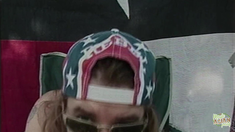 Magic Asian Pussy: Elle crie tout le temps comme un cochon et plus...