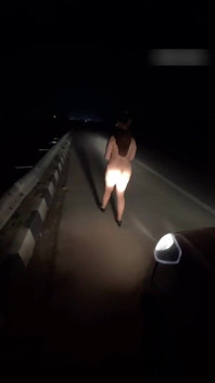 Desi manželka se ukazuje kamionistům a kouří na dálnici