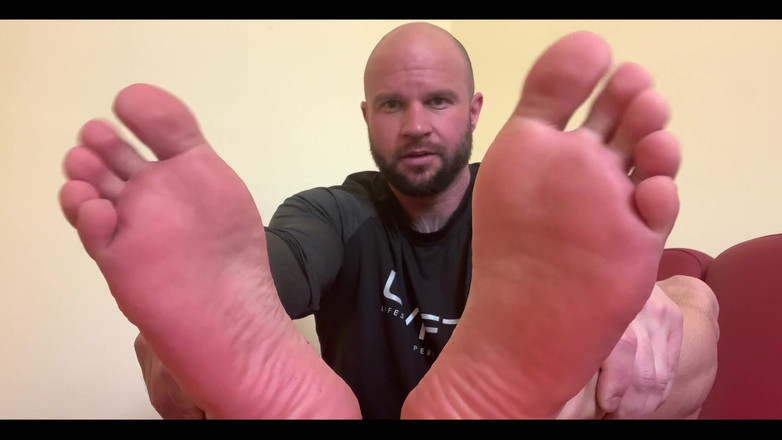 Jasons feet: 你在你的办公室打电话给我来骂我