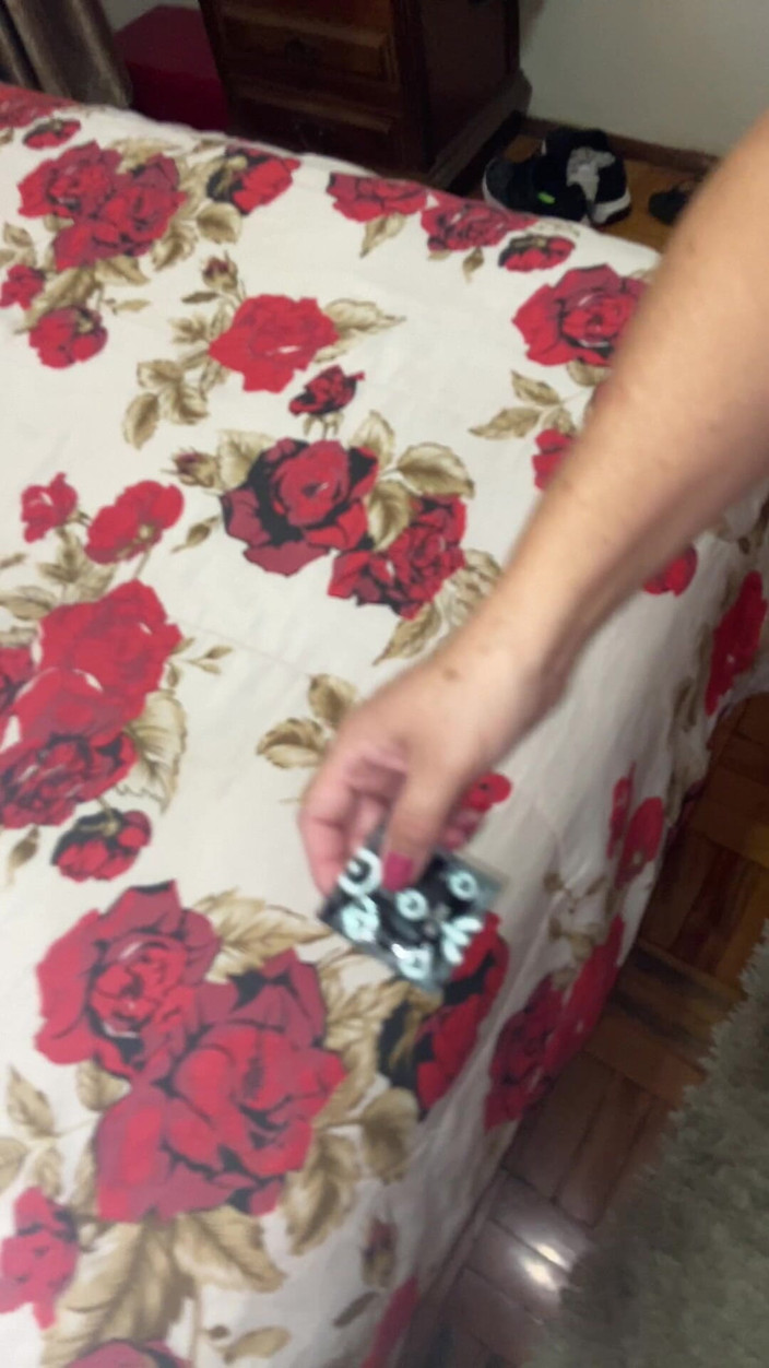 Eu_rickroma44: Я застал соседа за переодеванием. Затем мы занялись сексом в постели ее мужа