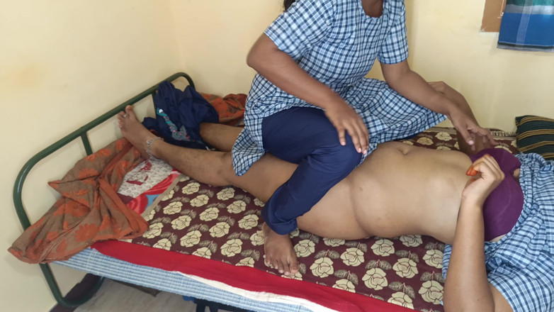 Pushpa studio: Uniforme universitária