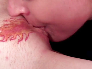 A Lesbian World: Rothaarige damen bekommen ihre muschis auf der couch in brand