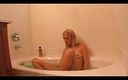 Solo Austria: バスルームで彼女の長い足を剃る